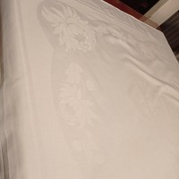 Hófehér,  nagyvirágos damaszt asztalterítő 150 x 125 cm