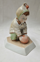 Sinkó András tervezte Zsolnay labdázó fiú vagy gyermek porcelán figura hibátlan állapotban 14 cm.