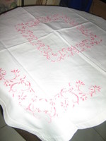 Tablecloth embroidered with beautiful shades of pink
