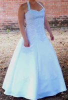 Menyasszonyi ruha abronccsal és hosszú fátyollal