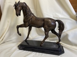 Bronz ló szobor márványtalpon