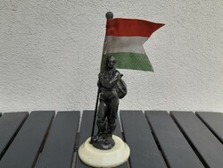 Extrém ritka Cserkész szobor eredeti zászlójával Légy Résen