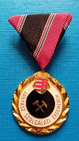 Bányász szolgálati érdemérem arany , köztársasági címerrel