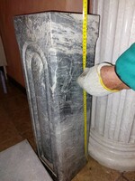 Approx. 50Kg solid marble pedestal