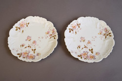2 porcelain plates with rocaille printed in an antique floral pattern with a gold border, xix. First half of No