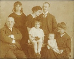 1Q989 Keretezett régi családi fotográfia 17 x 21 cm