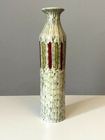 Illís retro ceramic vase on a white background with a striped pattern