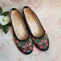 37-es gyöngyökkel díszített, hímzett virágos fekete színű szatén topánka, balerina cipő