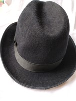 Férfi kalap keménykalap-szerű karimával (Jászfényszaru Béke MGTSZ belső jelzéssel)