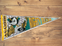 Anaheim mighty ducks (original) vintage nhl - usa - 1994 - felt hockey flag collector's item