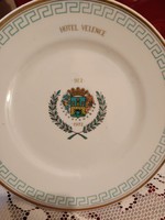 Hollóházi tányér szállodai felirattal