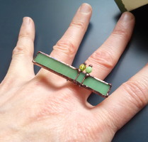 Különleges, nagyméretű gyűrű zöld üveggel és gyöngyökkel