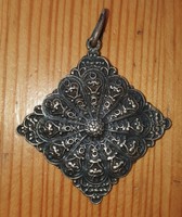 Silver/copper color pendant with a lace-like pattern