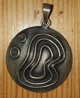 Silver/copper colored round necklace, pendant, with an abstract pattern
