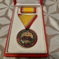 A haza fegyveres szolgálatára kitüntetés 10 éves, szalagsávval dobozában hibátlan szép állapotban