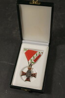 Fire enamel officer's cross with Hungarian coat of arms in box 858