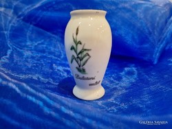 Mini vase of Ravenclaw porcelain.