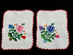 2 square tablecloths 15 x 12 cm embroidered with a Kalocsa pattern