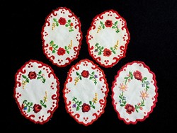 5 Oval tablecloths embroidered with a Kalocsa pattern, 15 x 10 cm