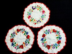 3 Round tablecloth embroidered with a Kalocsa pattern, 23 cm