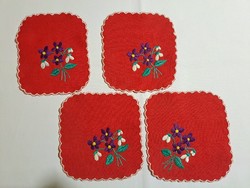 4 tablecloths embroidered red with a violet flower pattern, 13 x 13 cm