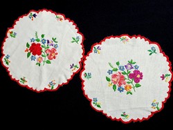 2 round tablecloths embroidered with a Kalocsa pattern, 26 cm