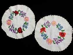 2 round tablecloths embroidered with a Kalocsa pattern, 18 cm