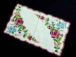 Tablecloth richly embroidered with a Kalocsa pattern, 34 x 20 cm