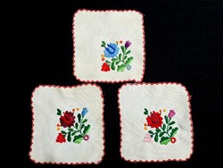 3 rectangular tablecloths embroidered with a Kalocsa pattern, 14 x 14 cm