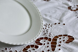 Elegant, patterned, flat plate from the factory of Count Thun.
