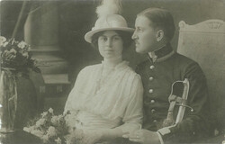 1915. Studio recording of a young couple. The persons in the picture are unknown.