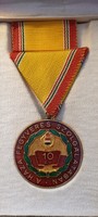 A haza fegyveres szolgálatában 10 éves kitüntetés, szalagsávval