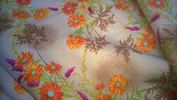 Könnyű, virágos  nyári ruhaanyag-terítő-méteráru bármyely célra 190x113 cm