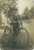 1920-as évek. Fiatalember kerékpárral. Eredeti papírkép. Régi fotó. Fekete-fehér fotólap, képeslap.