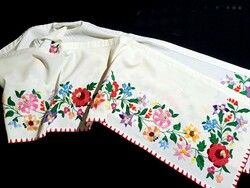 Upper part of drapery embroidered with Kalocsa pattern 202 x 31 cm