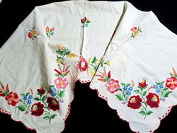 Drapery embroidered with Kalocsa pattern 130 x 41 cm
