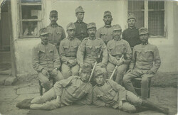 1915 – Első világháborús K.u.K. katonák állomáshelyükön. Szolnok. Képeslap, fotólap.