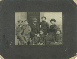 1890-es évek. Családi felvétal egy hat gyerekes családról. Haber Henrik, fényképészeti műterme, Szom
