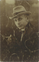 Elegáns, tehetős fiatalember kalapban cigarettával. Műtermi felvétel, fotólap. 1920-as, 1930-as évek