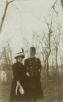 1913 – Osztrák katonatiszt feleségével. Hátoldalon Mama felirattal. Fotólap, képeslap.