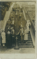 1931 – Párizs. Alkalmi utcai csoportkép. Fotólap, képeslap.