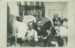 1928 – Kávézó baráti társaság Pesti Naplót olvasva. Fotólap, képeslap.