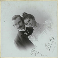 Kossak József fényképészeti műterem munkája. Arad. 1900-as évek eleje. Fiatal pár, Pepi és Juliska m