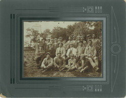 1910-es évek. Munkások csoportképe a szabadban. Készítője ismeretlen. Eredeti, kasírozott papírkép.
