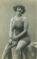 Art Deco, francia, fekete-fehér képeslap, fotólap. Hölgy fürdőruhában.