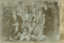 1900-as évek eleje. Dékány J. fényképészeti műterme, Ungvár. Legények csoportképe. Kabinetfotó / kem
