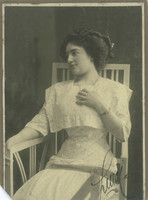 1910 körül. Elegáns, fiatal nő műtermi fotója. Szignált. A képen szereplő személye ismeretlen.