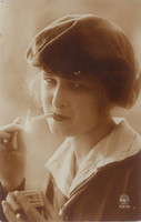 1928 – Elegáns, fiatal, francia nő cigarettával. Színezett fotólap, képeslap.