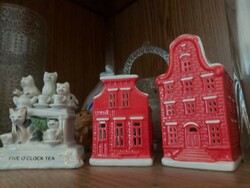 Csodaszép, pirosra festett holland kerámia házak 2 db 13 és 10 cm magasak