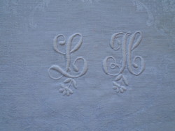 Iriszes, monogramos  damaszt  szalvéta, terítő   79 x 67 cm.